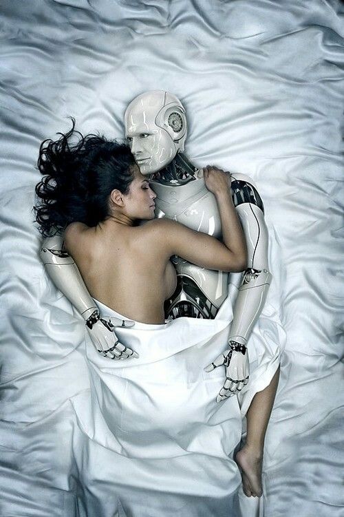 Kvinna i säng med robot